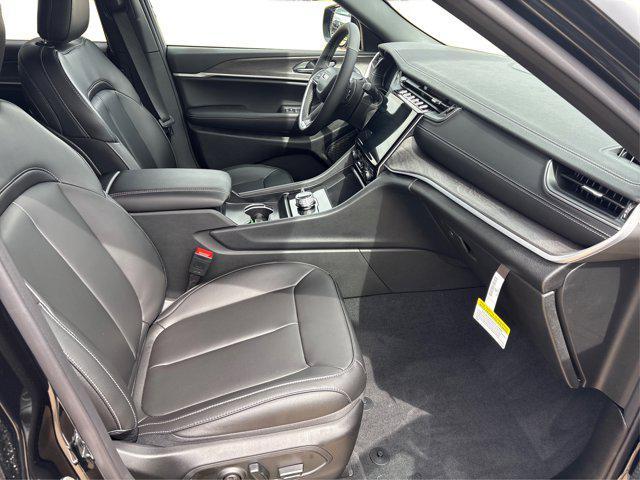 Photo of 2025 Diamond Black Crystal Pearlcoat Jeep Grand Cherokee L