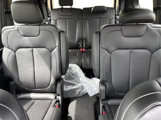 Photo of 2025 Diamond Black Crystal Pearlcoat Jeep Grand Cherokee L