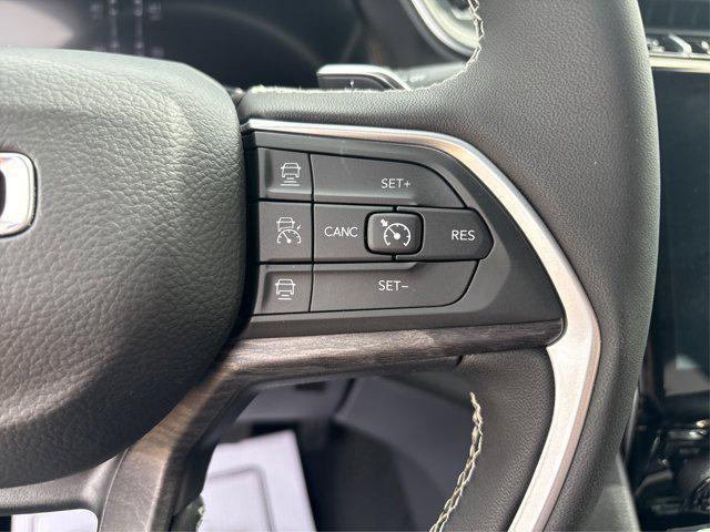 Photo of 2025 Diamond Black Crystal Pearlcoat Jeep Grand Cherokee L