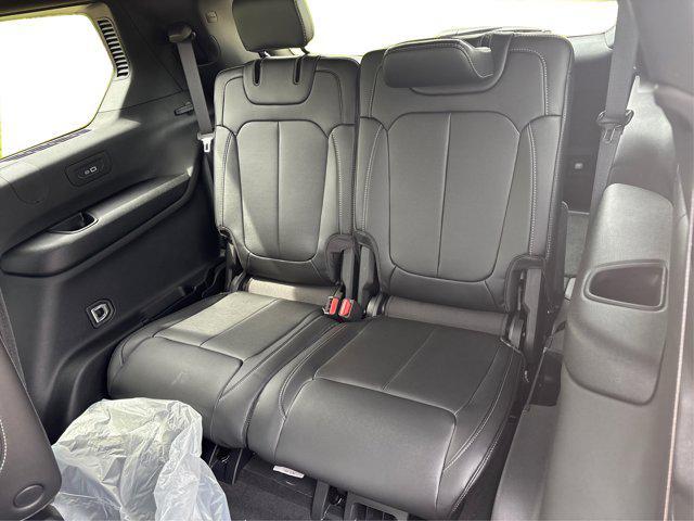 Photo of 2025 Diamond Black Crystal Pearlcoat Jeep Grand Cherokee L
