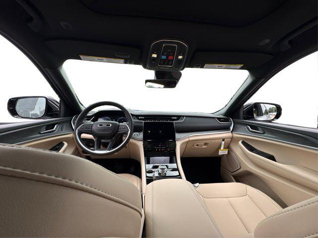 Photo of 2025 Silver Zynith Jeep Grand Cherokee L