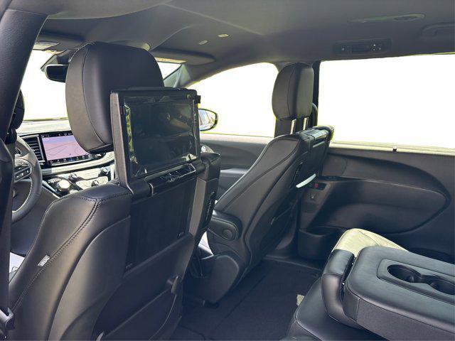Photo of 2025 Fathom Blue Pearlcoat Chrysler Pacifica