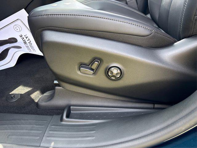 Photo of 2025 Fathom Blue Pearlcoat Chrysler Pacifica