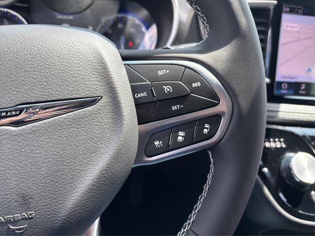 Photo of 2025 Fathom Blue Pearlcoat Chrysler Pacifica