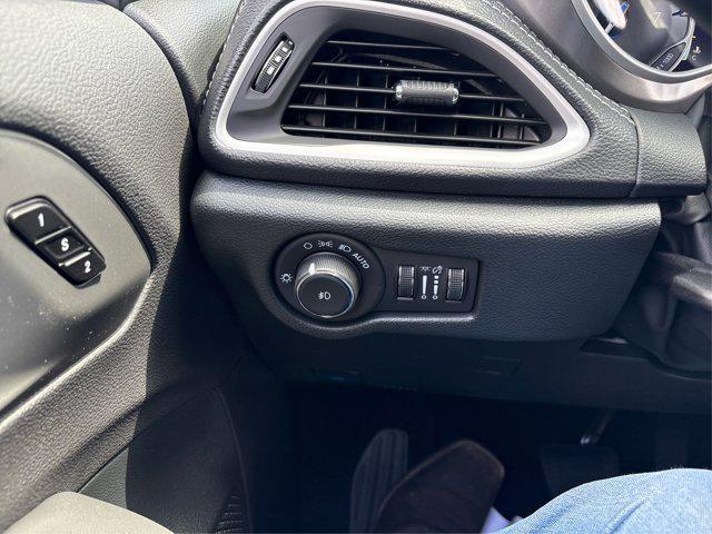 Photo of 2025 Fathom Blue Pearlcoat Chrysler Pacifica
