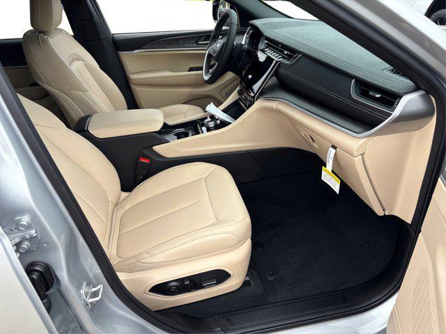 Photo of 2025 Silver Zynith Jeep Grand Cherokee L