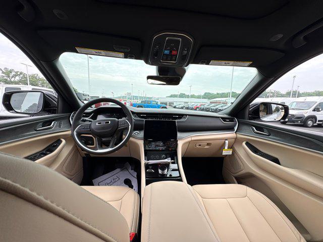 Photo of 2025 Silver Zynith Jeep Grand Cherokee L