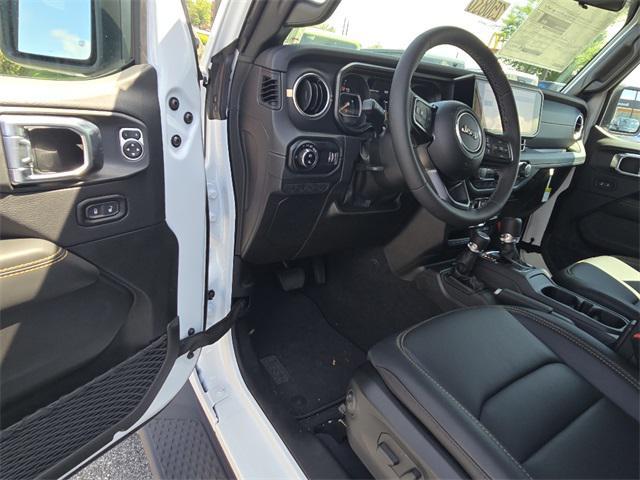 Photo of 2025 Bright White Clearcoat Jeep Gladiator