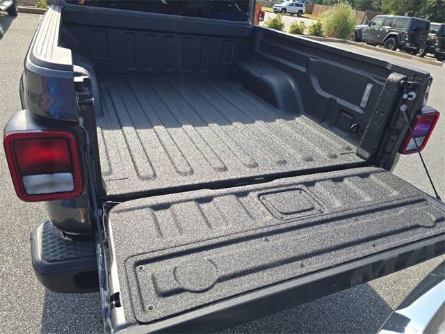 Photo of 2025 Granite Crystal Metallic Clearcoat Jeep Gladiator