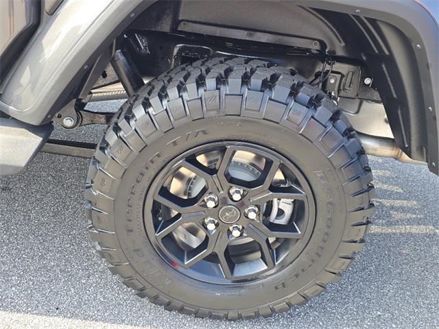 Photo of 2025 Granite Crystal Metallic Clearcoat Jeep Gladiator