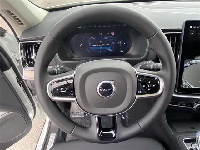 Photo of 2025 Crystal White Volvo XC90