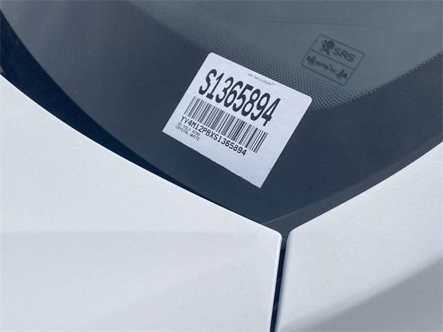 Photo of 2025 Crystal White Volvo XC90