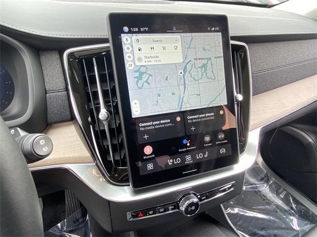 Photo of 2025 Crystal White Volvo XC90