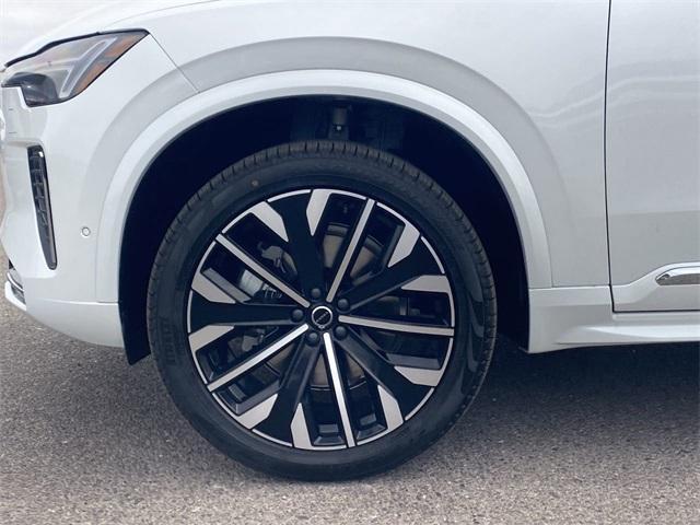 Photo of 2025 Crystal White Volvo XC90