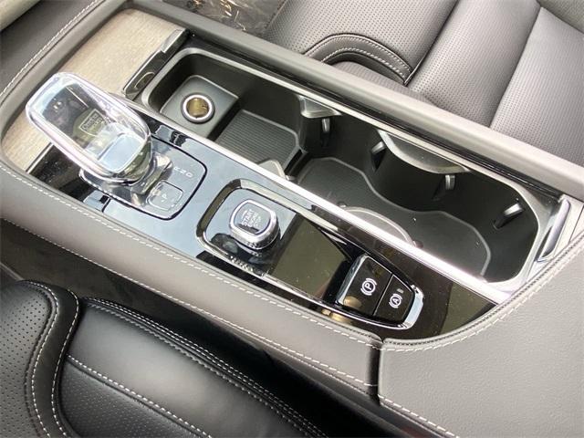 Photo of 2025 Silver Volvo XC90 Plug-In Hybrid