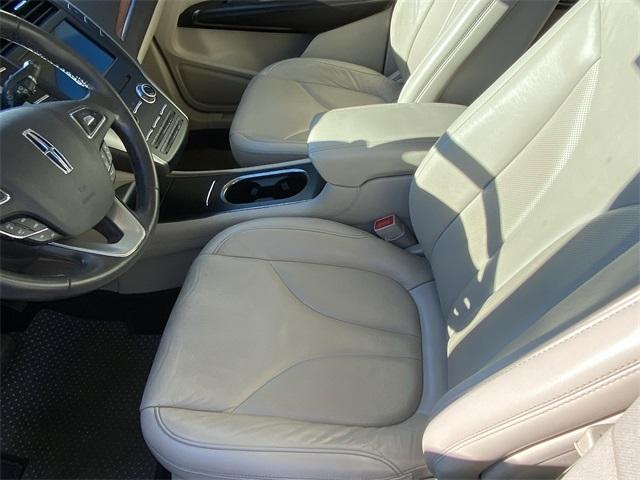 Photo of 2017 Palladium White Gold Metallic Lincoln MKC