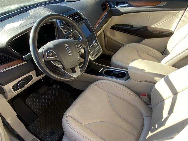 Photo of 2017 Palladium White Gold Metallic Lincoln MKC