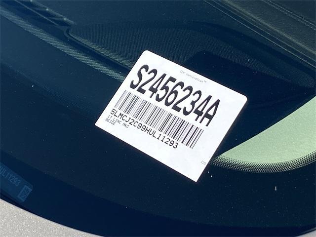Photo of 2017 Palladium White Gold Metallic Lincoln MKC