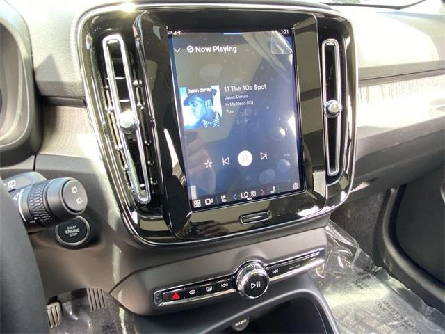 Photo of 2025 Gray Volvo XC40