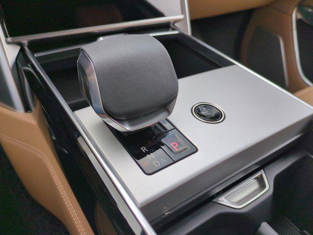 Photo of 2025 Tourmaline Brown SV Bespoke Ultra Metallic Gloss Land Rover Range Rover