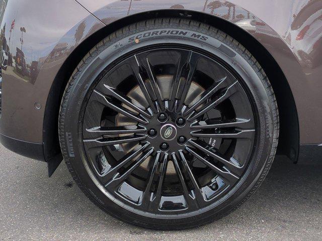 Photo of 2025 Tourmaline Brown SV Bespoke Ultra Metallic Gloss Land Rover Range Rover