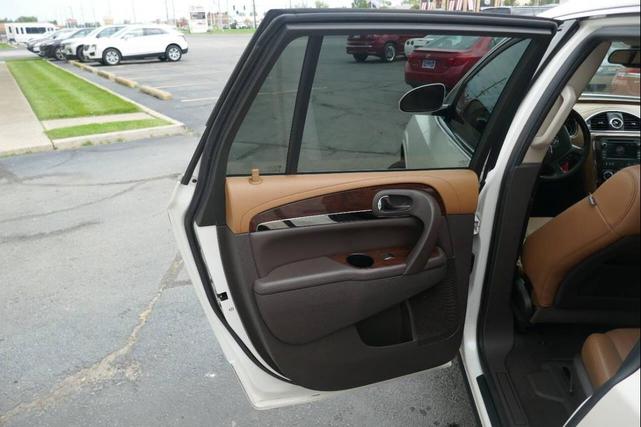Photo of 2015 White Buick Enclave