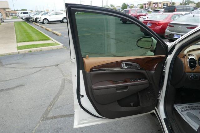Photo of 2015 White Buick Enclave