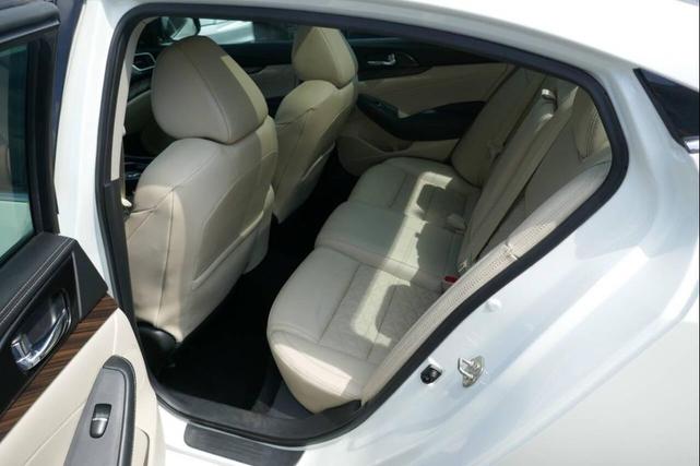 Photo of 2017 Pearl White Nissan Maxima