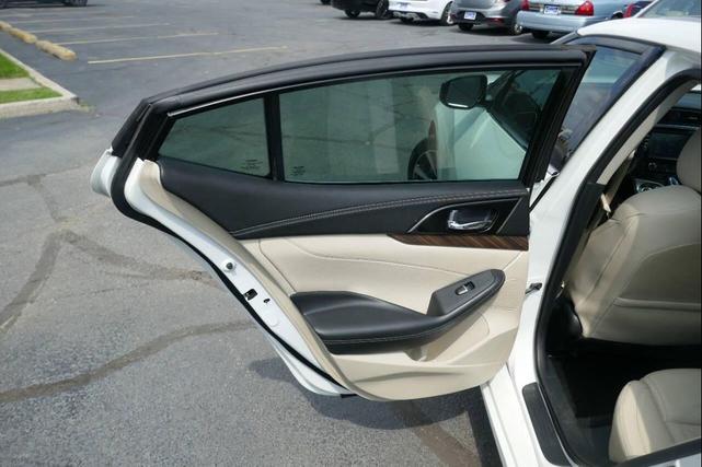 Photo of 2017 Pearl White Nissan Maxima