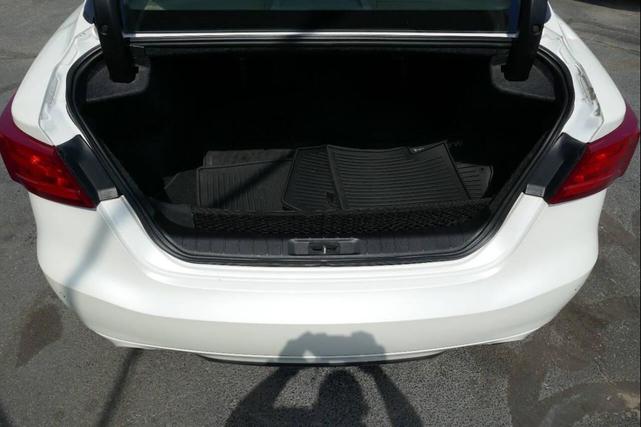 Photo of 2017 Pearl White Nissan Maxima