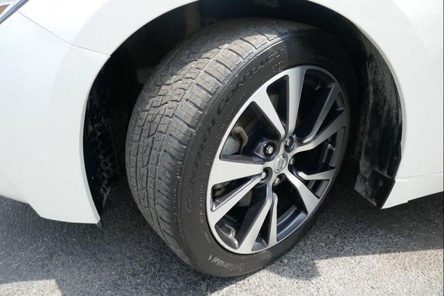 Photo of 2017 Pearl White Nissan Maxima