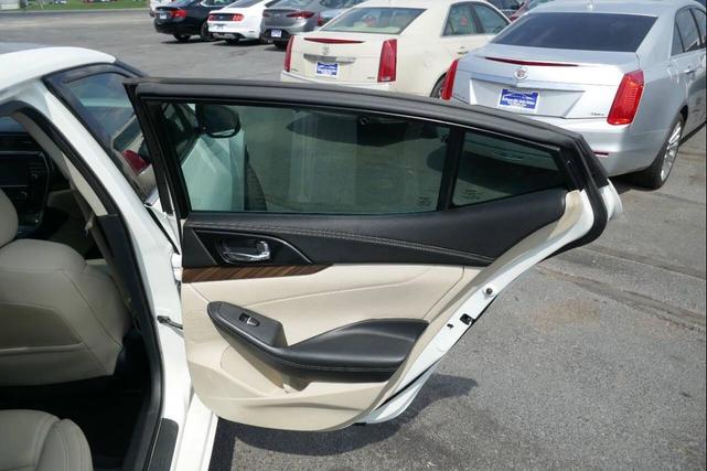 Photo of 2017 Pearl White Nissan Maxima