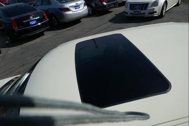 Photo of 2007 Off White Chrysler 300C