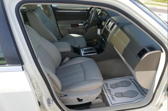 Photo of 2007 Off White Chrysler 300C