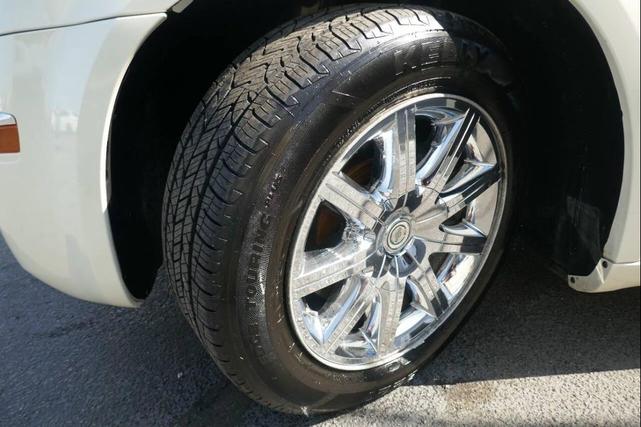 Photo of 2007 Off White Chrysler 300C