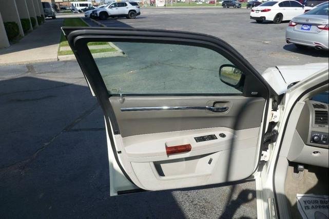 Photo of 2007 Off White Chrysler 300C