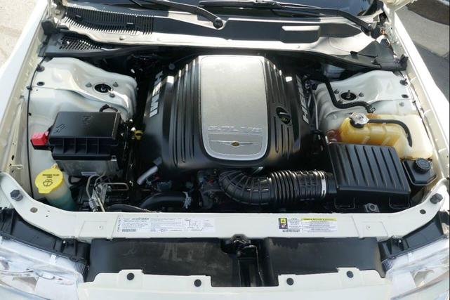 Photo of 2007 Off White Chrysler 300C