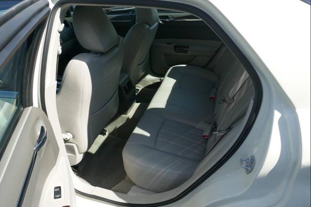 Photo of 2007 Off White Chrysler 300C