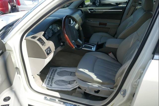 Photo of 2007 Off White Chrysler 300C