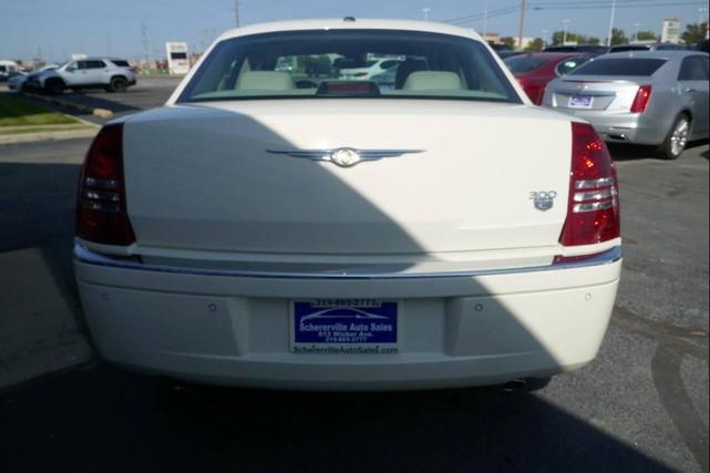 Photo of 2007 Off White Chrysler 300C
