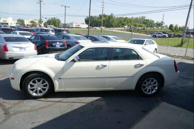 Photo of 2007 Off White Chrysler 300C