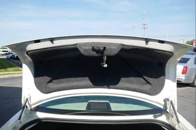 Photo of 2007 Off White Chrysler 300C