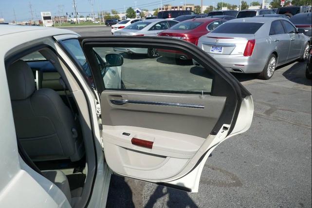 Photo of 2007 Off White Chrysler 300C