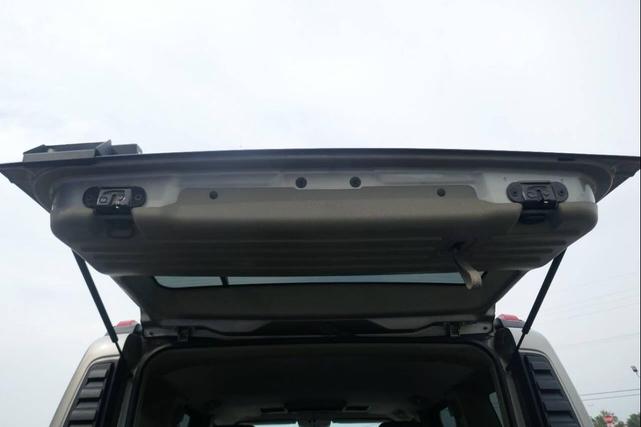 Photo of 2003 Champagne Hummer H2