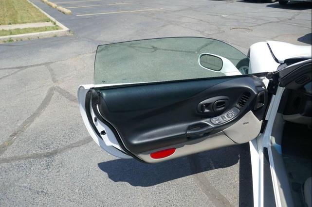 Photo of 1999 Arctic White Chevrolet Corvette