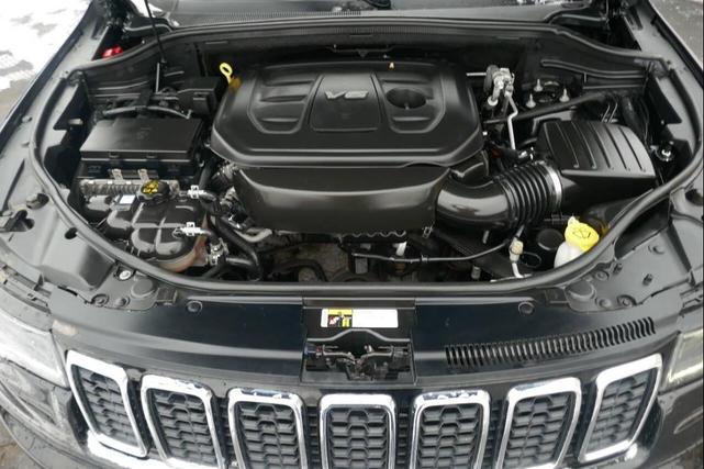 Photo of 2017 Diamond Black Crystal Pearlcoat Jeep Grand Cherokee