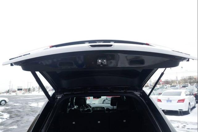 Photo of 2017 Diamond Black Crystal Pearlcoat Jeep Grand Cherokee