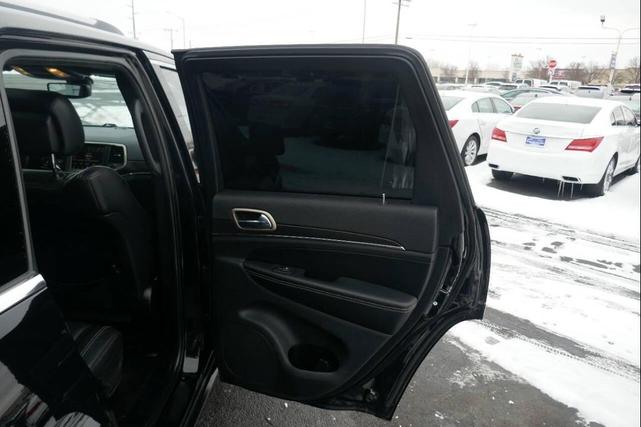 Photo of 2017 Diamond Black Crystal Pearlcoat Jeep Grand Cherokee