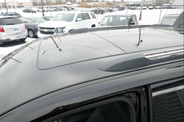 Photo of 2017 Diamond Black Crystal Pearlcoat Jeep Grand Cherokee