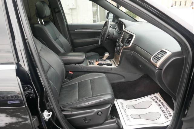 Photo of 2017 Diamond Black Crystal Pearlcoat Jeep Grand Cherokee